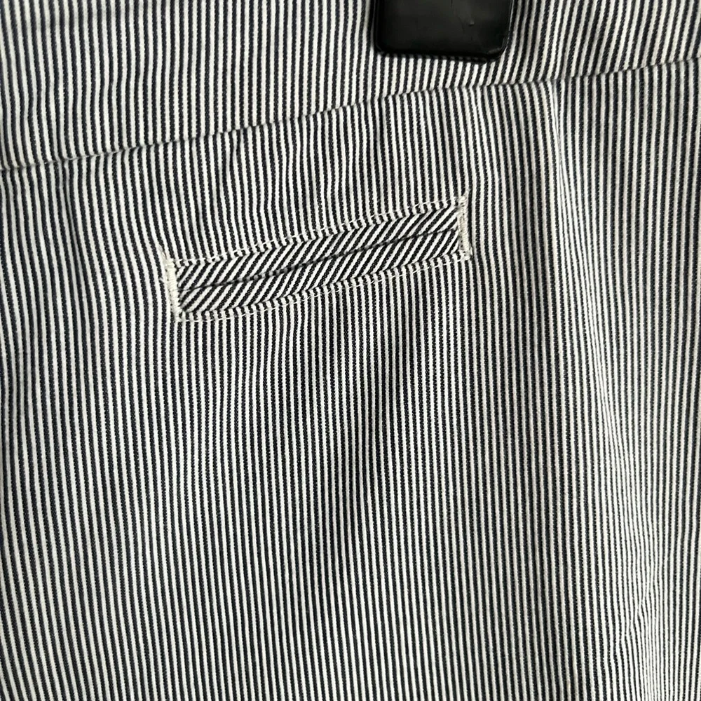Coldwater Creek Size 10 Navy White Stripe Capri Preowned - Picture 3 of 8